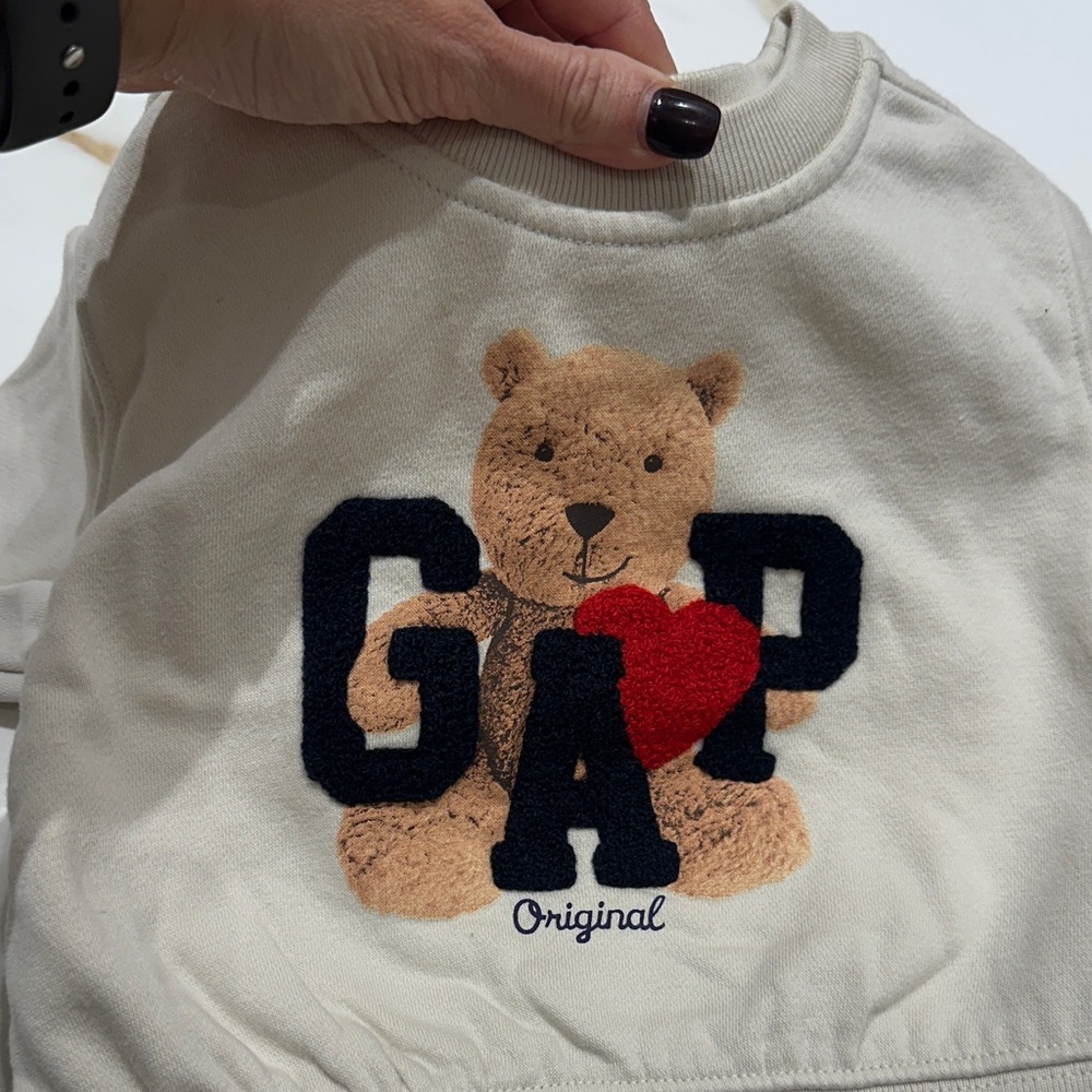 GAP Kids Cream Bear Heart Sweatshirt - Picture 4 of 5
